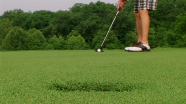 Golfer uit putten putt — Stockvideo