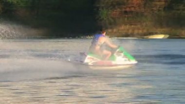 Göl kenarında jet ski