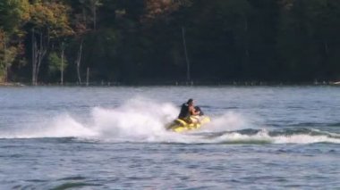 Göl kenarında jet ski atlar