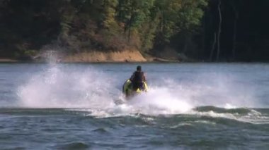 Göl kenarında jet ski atlar