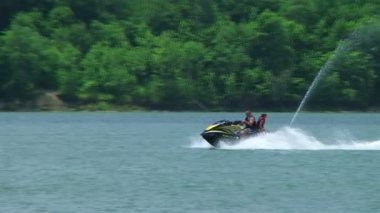 jet ski üzerinde genç Çift