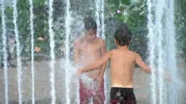 Çeşme oynayan çocuklar