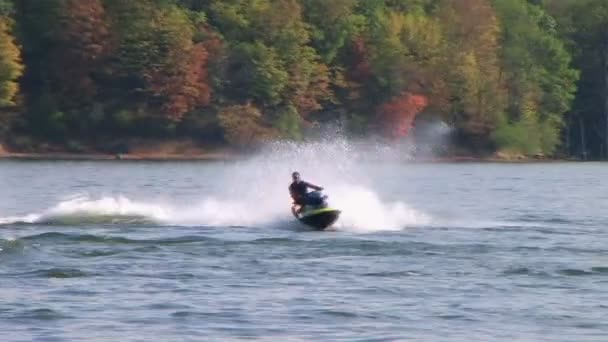 Стрибки на лижах на озері — стокове відео