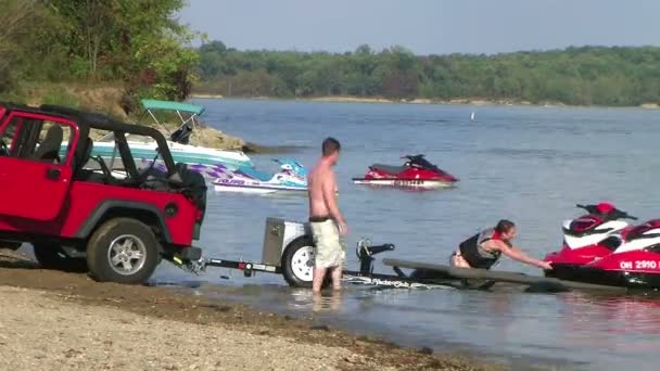 Carregando Jet Skis Time Lapse — Vídeo de Stock