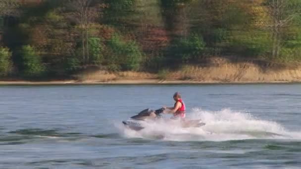 Jetski versprüht Wasser — Stockvideo