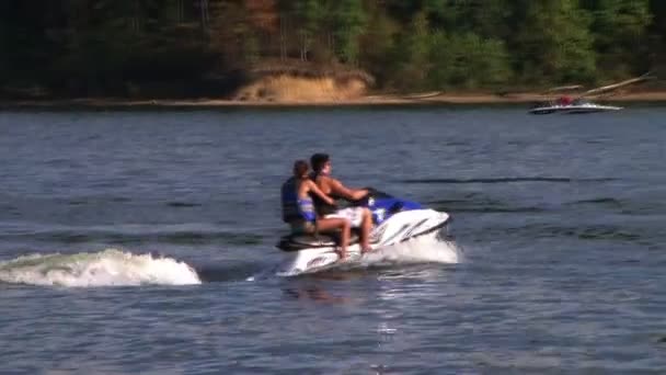 Pareja joven en moto acuática — Vídeo de stock