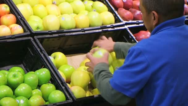 Mens geconfronteerd met appels in producten — Stockvideo