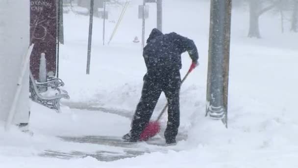 Hombre paleando nieve — Vídeo de stock