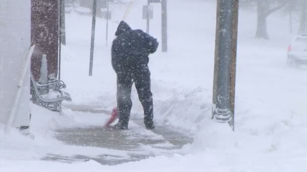 Man skyfflar snö — Stockvideo