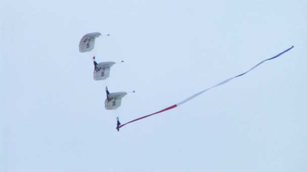 Skydiver bayrağı ile paraşütle atlama — Stok video
