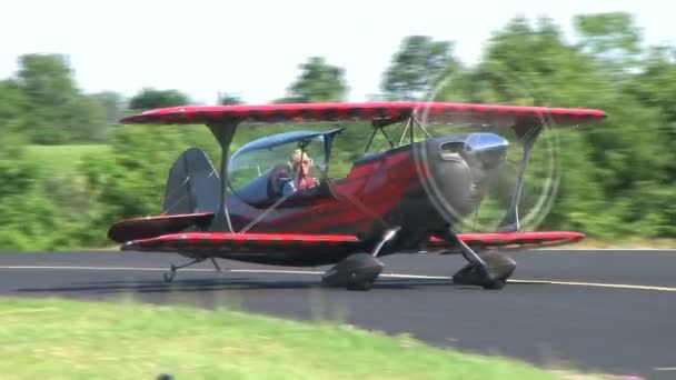 Biplano Taxiing com Fumaça — Vídeo de Stock