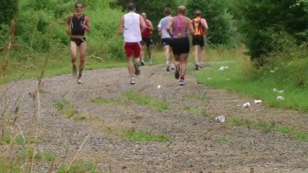 赛跑运动员在竞赛中慢跑 — 图库视频影像