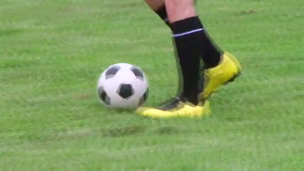 Giocatore di calcio dribbling — Video Stock