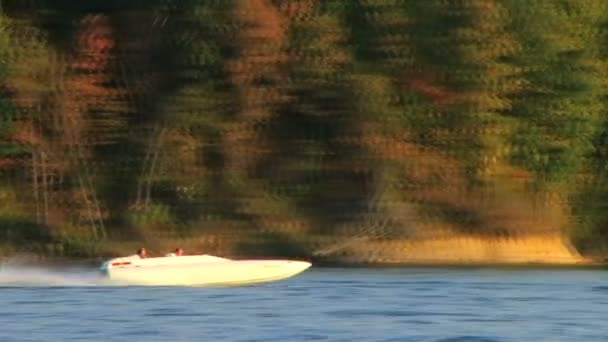 Катання на човнах на озері — стокове відео