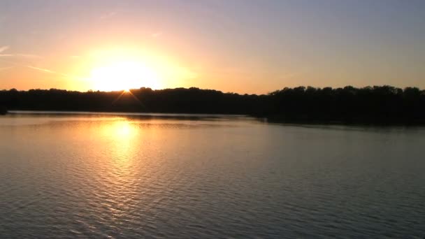 Zachód słońca nad jeziorem — Wideo stockowe