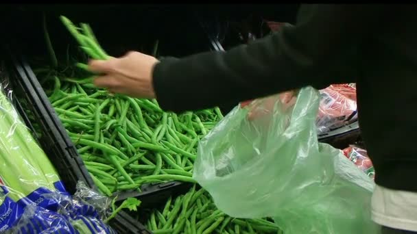 Femme Sélection de haricots verts dans produire Vidéo De Stock