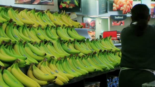 Vrouw kous bananen — Stockvideo