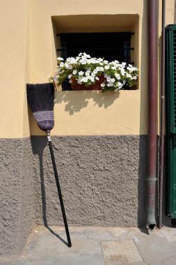 duvara propped süpürge