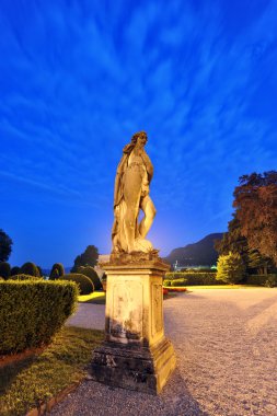 villa olmo como şehrin gece heykeli