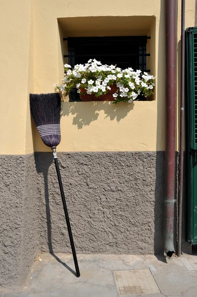 Broom propped against the wall — Stock Photo, Image