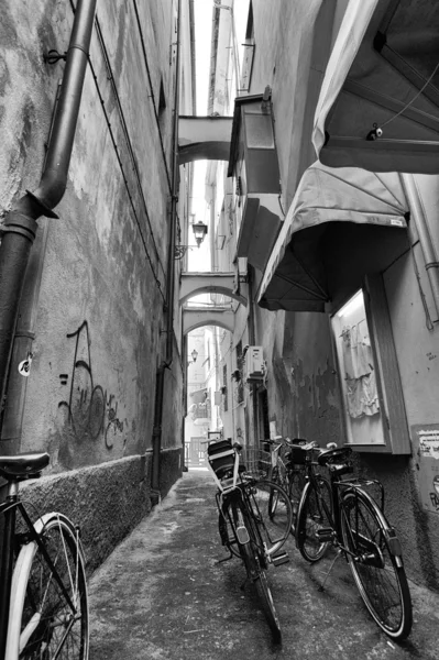 在小巷子里的自行车 图库图片
