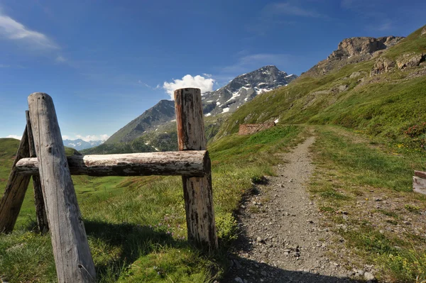 Zaun und Weg im Gebirge — Stockfoto