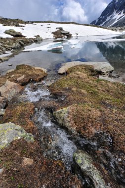yüksek dağ manzarası ile göl ve kar