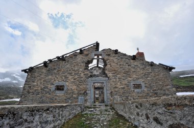 dağda askeri kışla, col du mont ceni üzerinde duruyor.