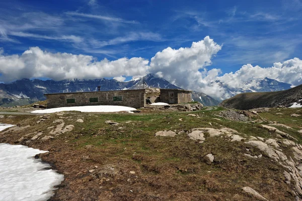 Spoczywa w koszarach wojskowych w góry na col du mont ceni — Zdjęcie stockowe