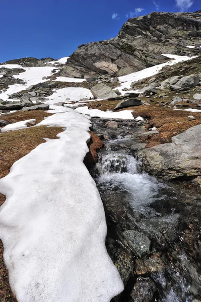 Cenário de montanha alta com lago e neve — Fotografia de Stock