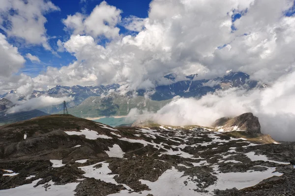 Estate in montagna con nuvole di neve nel cielo — Foto Stock