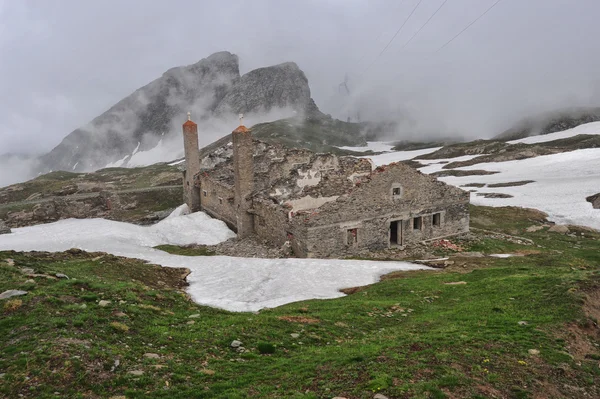 Rests of military barracks in mountain over the col du Mont Ceni — Stock Photo, Image