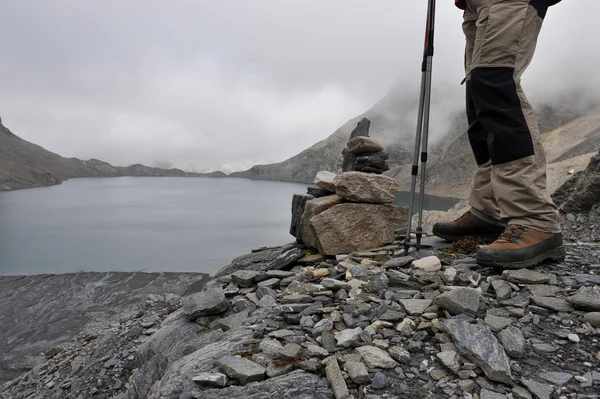 Треккинг у альпийских озер — стоковое фото