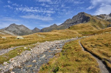 Alpleri Panoraması: dağlar ve ırmaklar