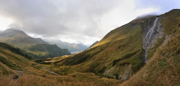 阿尔卑斯-山脉和河流的全景 图库照片
