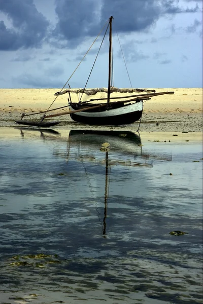 Лодка и рефлекс — стоковое фото