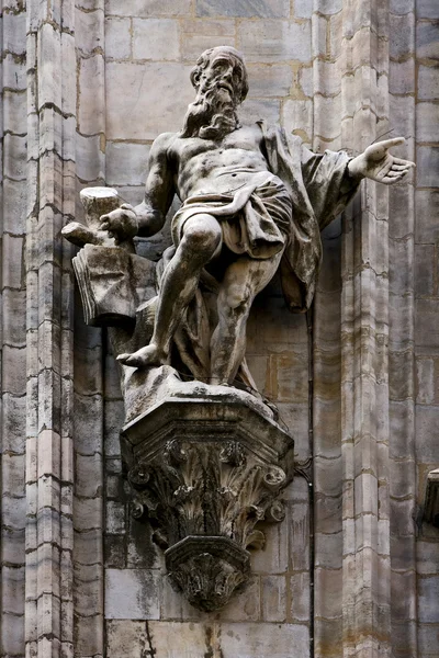 A statue in the front of duomo — Stock Photo, Image