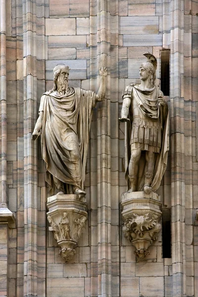 Kilise iki heykel — Stok fotoğraf