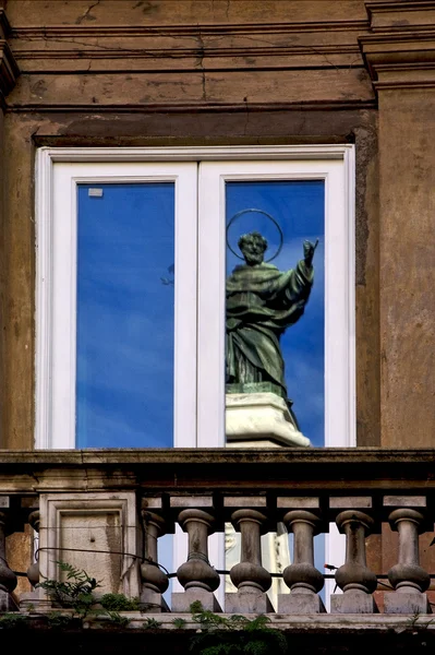 Ein Heiliger im Fenster — Stockfoto