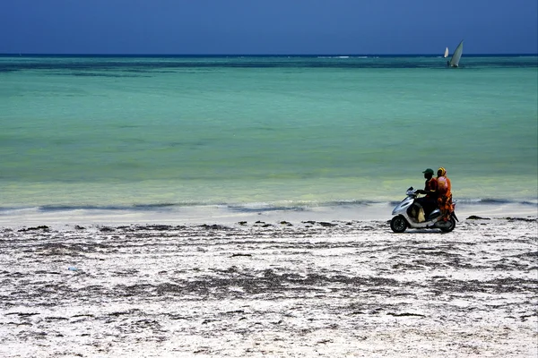 Scooter nella spiaggia di zanzibar — Foto Stock