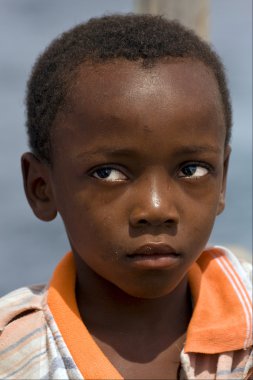 zanzibar içinde üzgün küçük çocuk