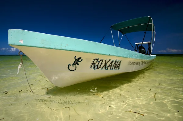 Close up van een boot in de blauwe laggon sian kaan — Stockfoto