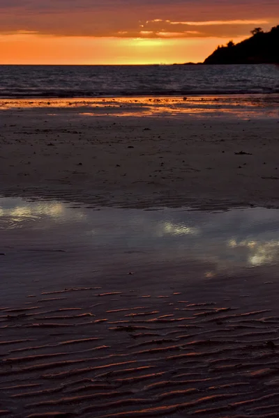 Coucher de soleil près d'une montagne en madagascar — Photo