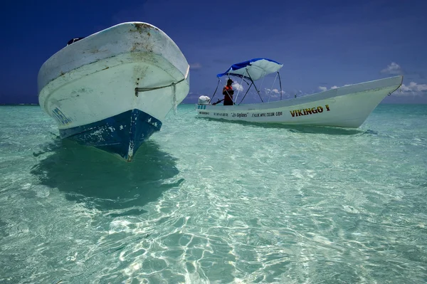 Boote in der blauen Lagune von Kaan Mexico — Stockfoto