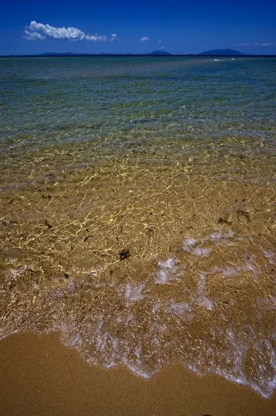 Strand und Wasser im neugierigen Mamoko — Stockfoto