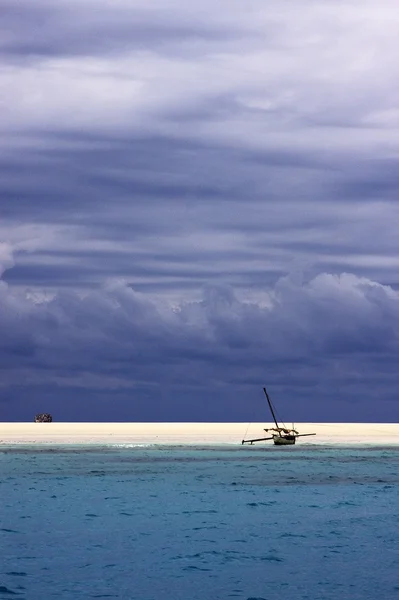 Plaża w Madagaskar i łodzi — Zdjęcie stockowe