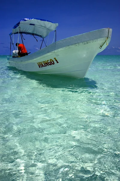 Barca nella laguna blu in Messico — Foto Stock