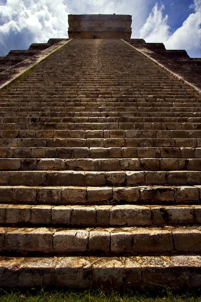 Die Treppe des chichen itza Tempels kukulkan — Stockfoto