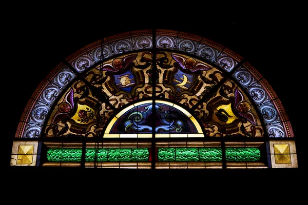 Кольорове вікно в церкві Чіаварі — стокове фото