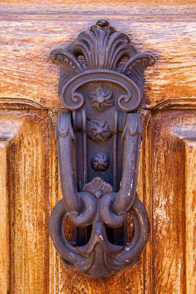 Knocker in porta chiuso la boca — Foto Stock